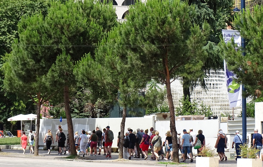 Turistet nxisin kerkesen, por po rriten importet e ushqimeve me ritme dy shifrore